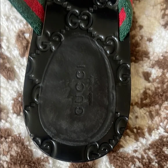 Women’s GG Gucci Black Flip Flops with Signature Straps - Picture 13 of 15